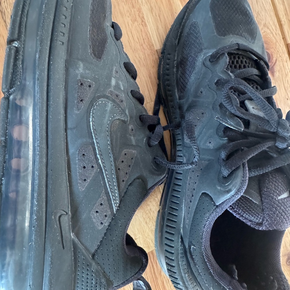 Nike Air Max Genome Athletic Shoes. EUC. Youth 7